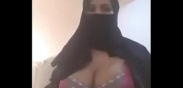  Muslim hot milf expose her boobs in videocall